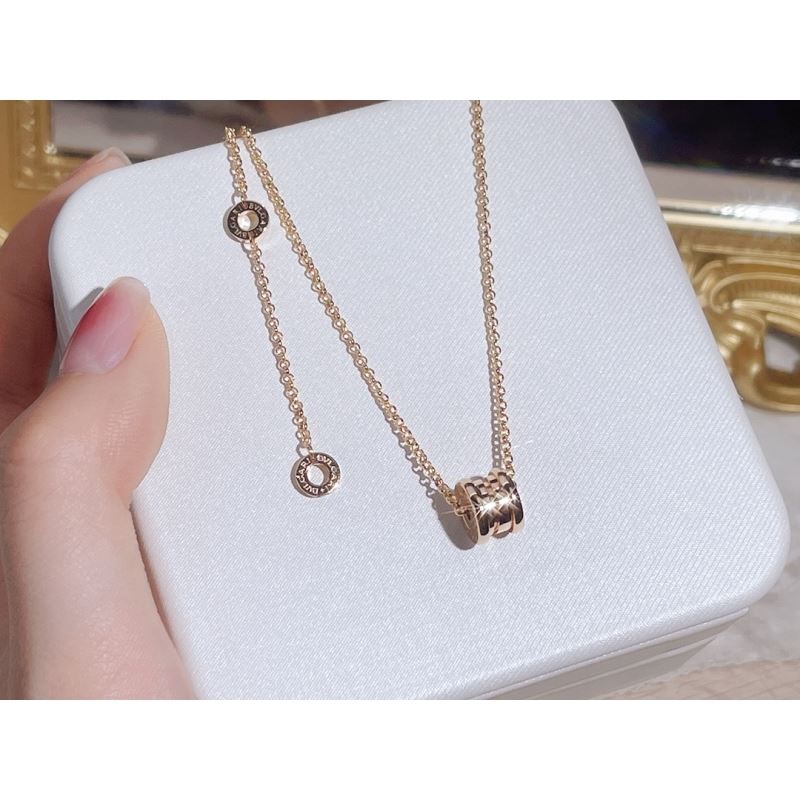 Bo*te*ga venenta necklaces